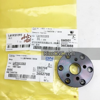 Doosan L61931093: Brida para el recogedor de piezas Doosan
